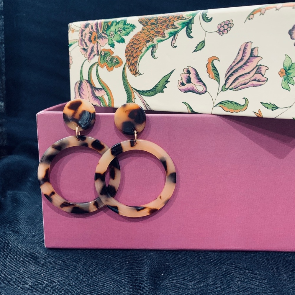 Sophisticated tortoiseshell circle earrings